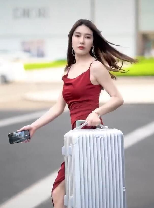 小姐姐身材红色真丝裙,优雅成熟,网友:想去帮忙提箱子