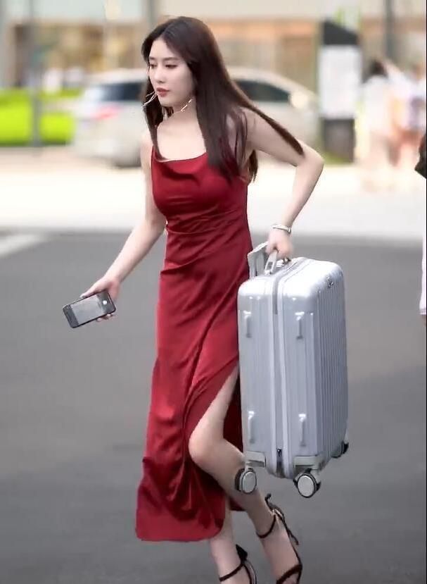 小姐姐身材红色真丝裙,优雅成熟,网友:想去帮忙提箱子