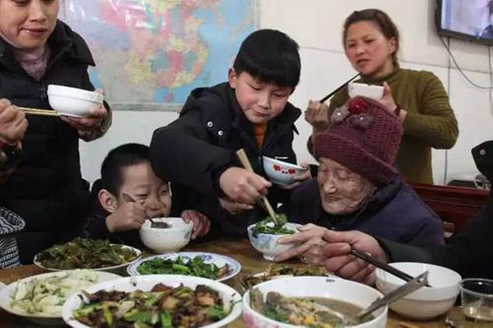 安徽男子驱车2300公里回老家 门口一番景象令人感慨万千（图）