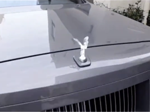 “寂静之影”劳斯莱斯，配水晶标，整车纯电动，驾驶者还是比伯