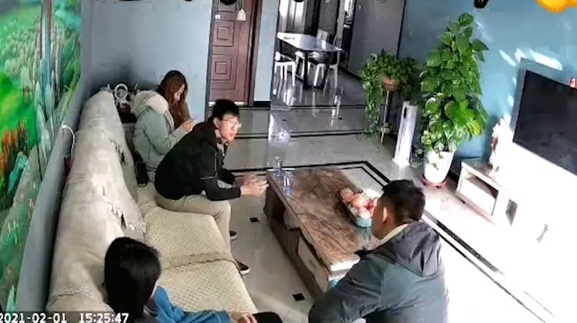 大女儿的老师来家访二女儿却懵了 屋内出人意料一幕被拍下（图）