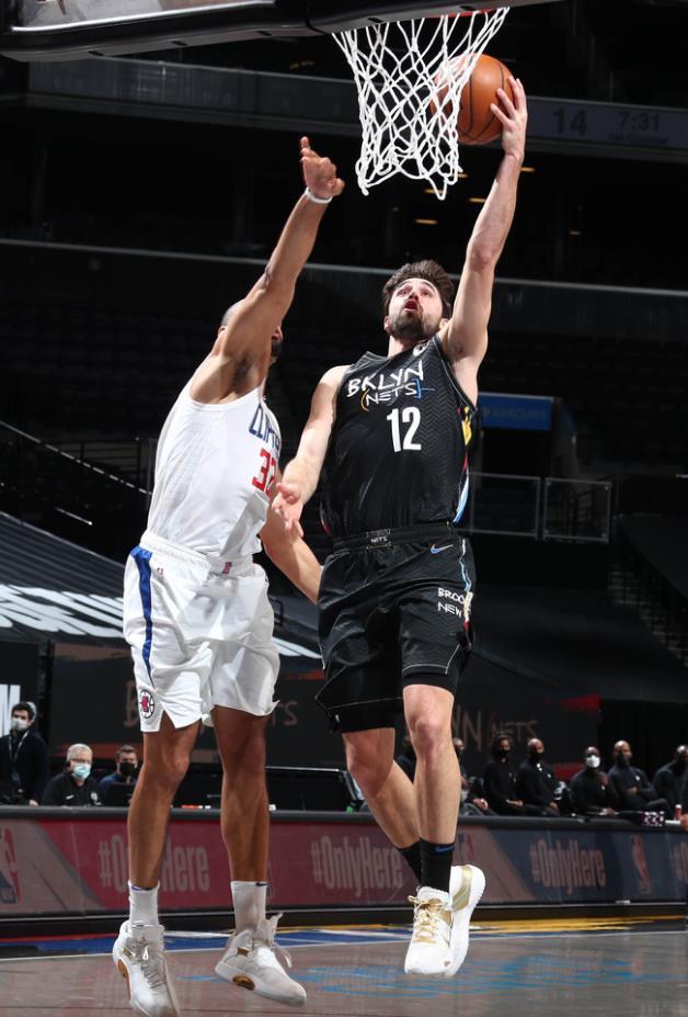 三巨头合砍90分篮网胜快船（图）