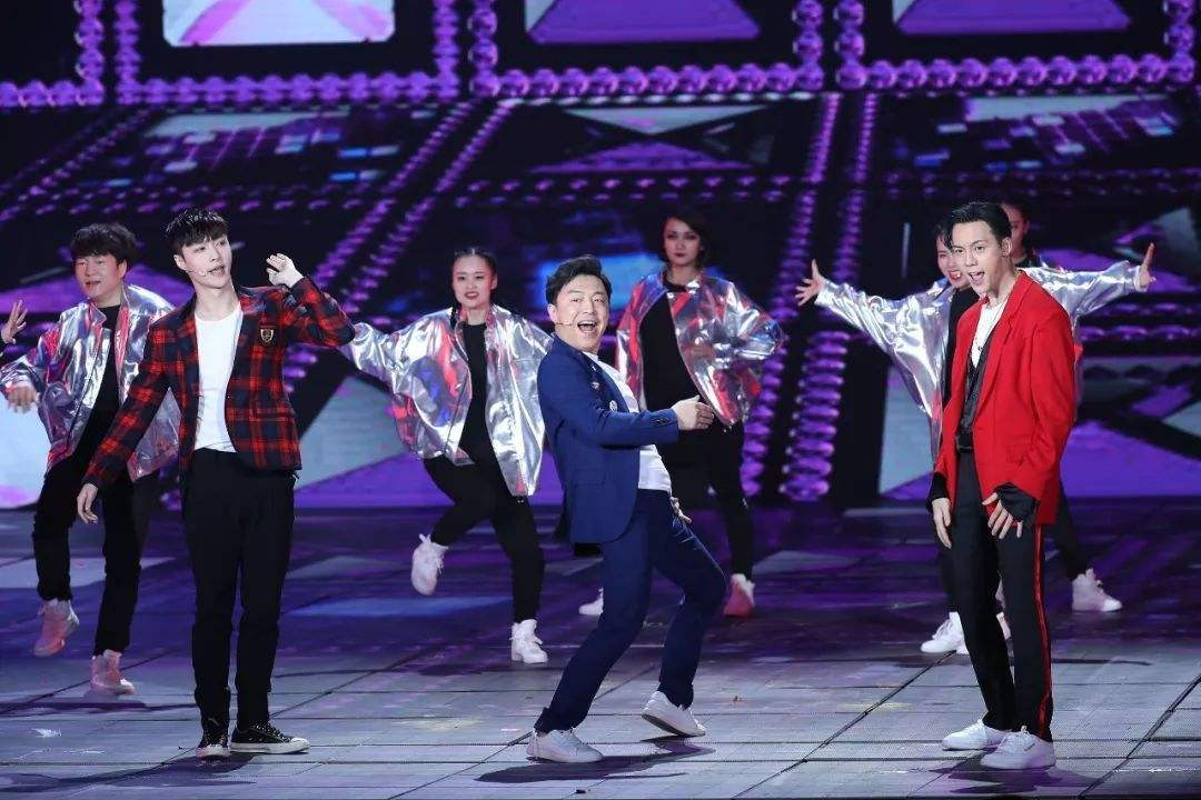 2018年再登春晚,与黄渤张艺兴表演《最好的舞台.