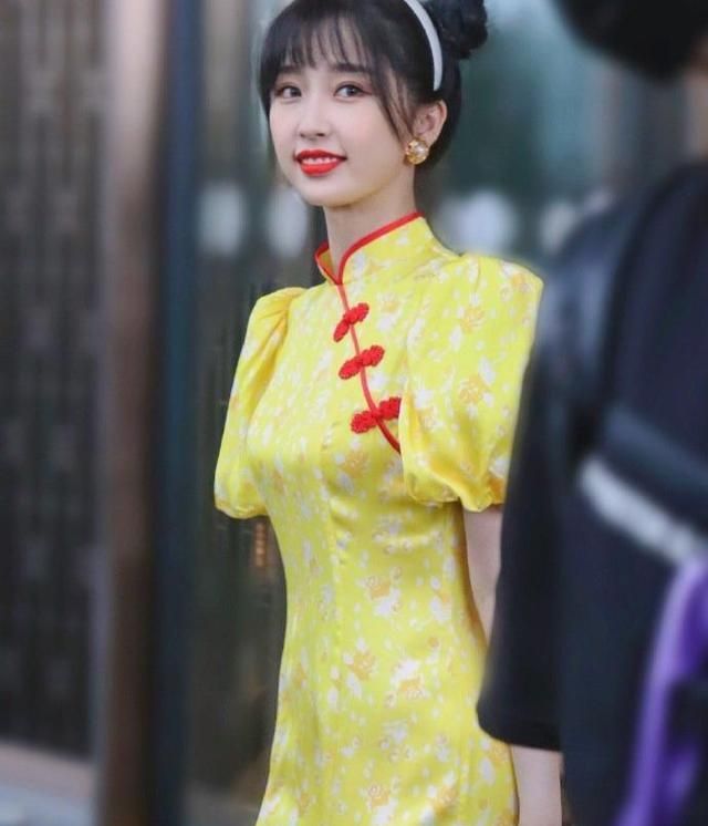 这才是新年该有的造型,紧身旗袍配短靴,衬得比例超级好