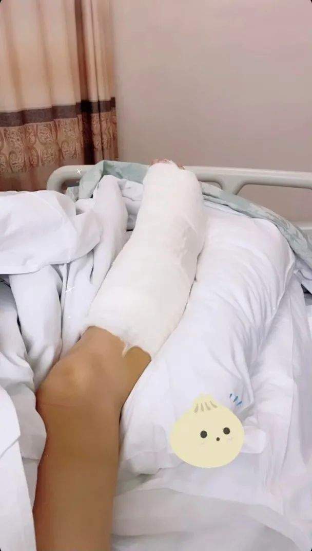 tvb落选港姐骑车受伤右脚筋断裂,立即入院做