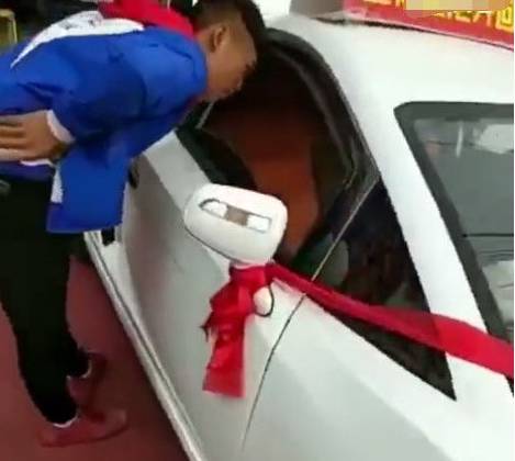 百万豪车白菜价出售，男子看了车内饰一眼，这车2万 都没人买