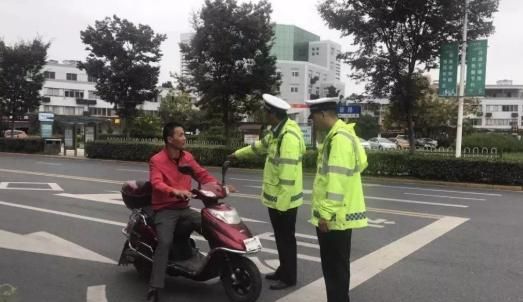 禁摩又限电,百姓出门成难题?人民网说了公道话!