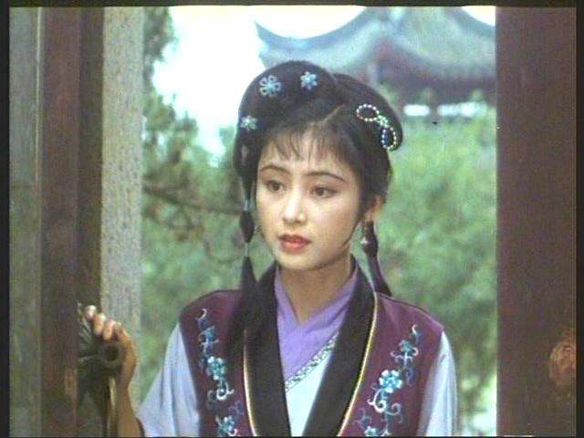 两年后,陈红参演电影版《红楼梦》里的紫鹃1985年凭借个人电影