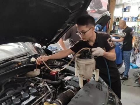 变速箱油究竟多久换一次?维修工：别再被4S店误导了,会吃大亏