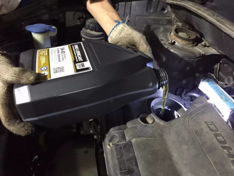 变速箱油究竟多久换一次？维修工：别再被4S店误导了，会吃大亏
