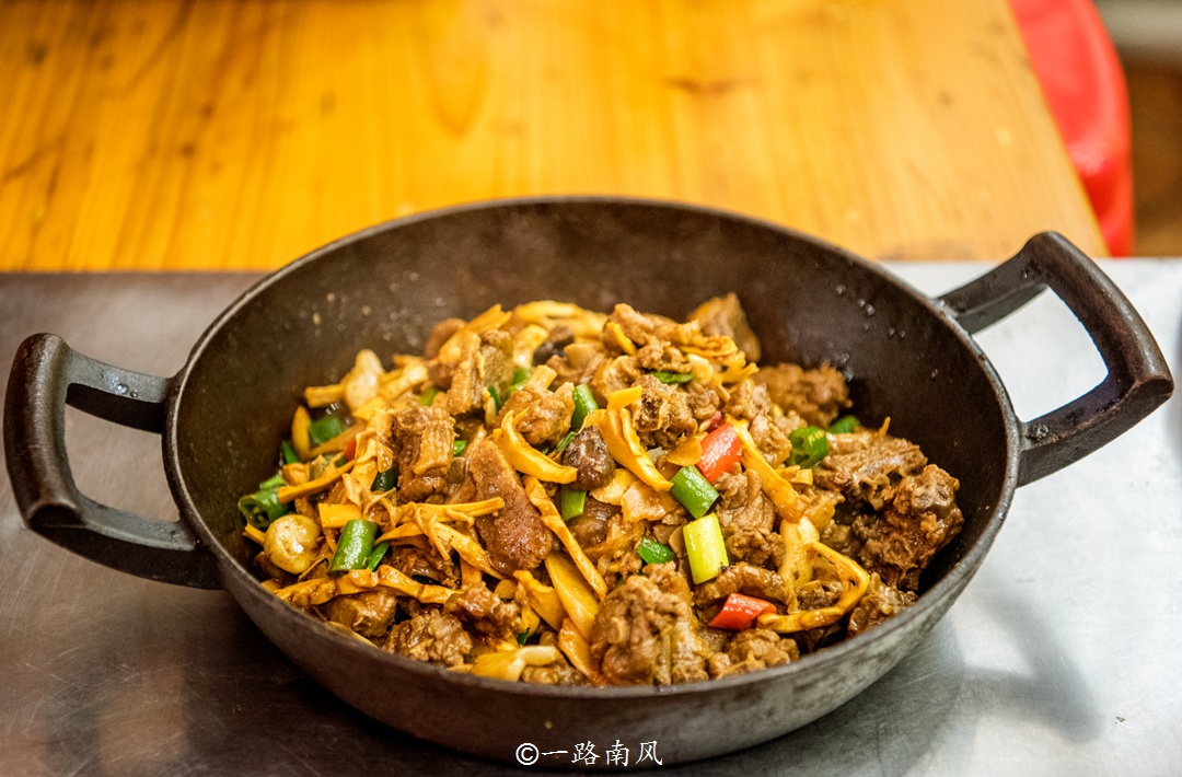 桂林旅行品特色美食，美味的啤酒鱼和田螺酿你都吃过吗？