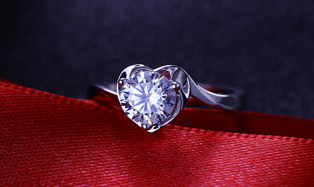 订婚戒指多少钱？普通家庭的男士适合买多少钱的戒指？