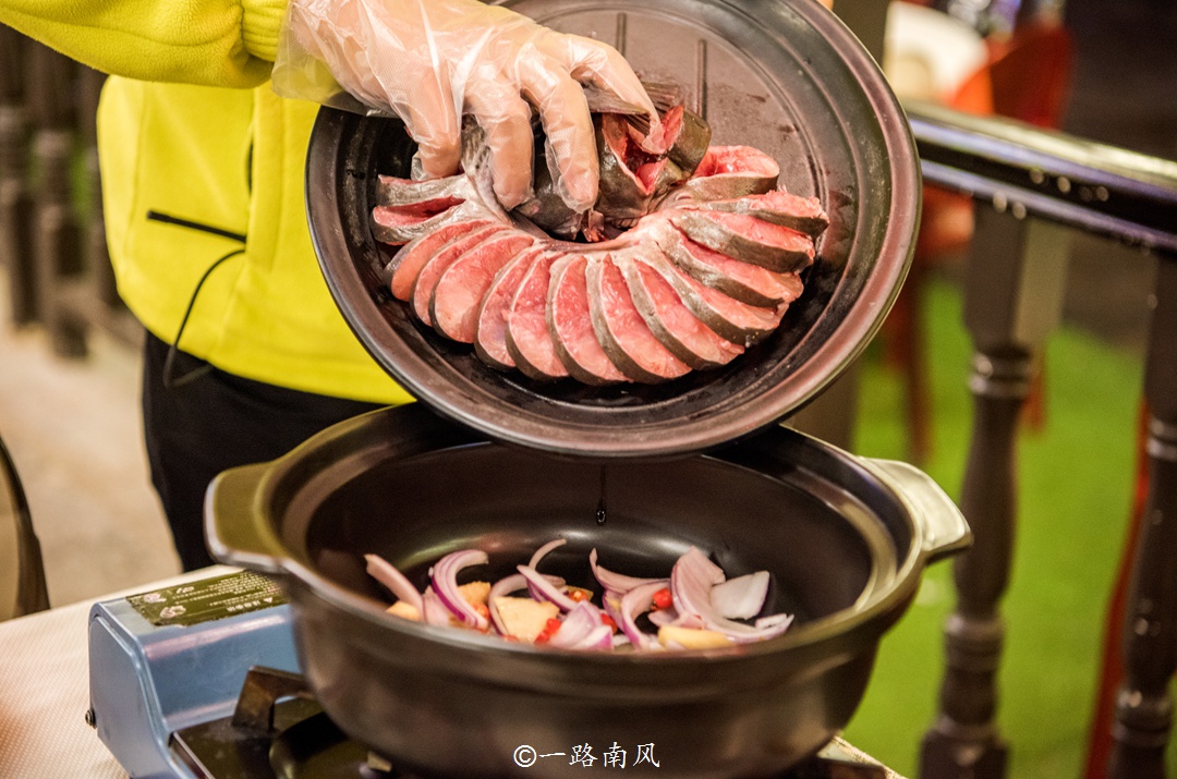 桂林旅行品特色美食，美味的啤酒鱼和田螺酿你都吃过吗？