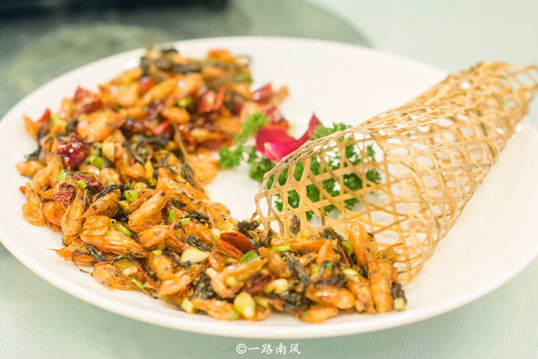 桂林旅行品特色美食，美味的啤酒鱼和田螺酿你都吃过吗？