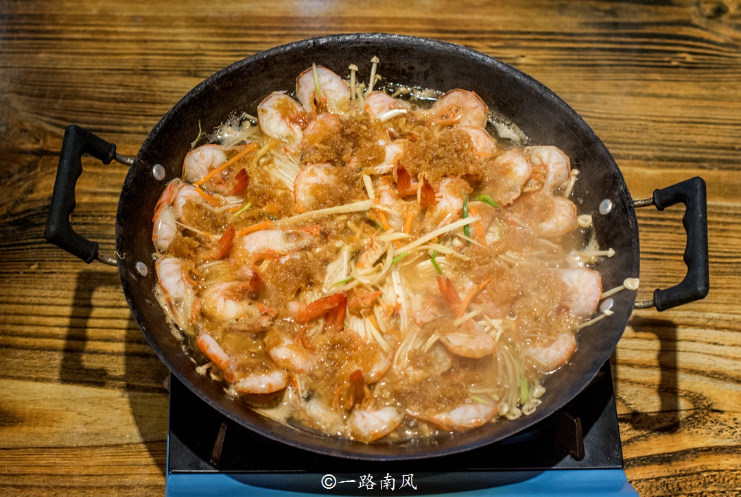 桂林旅行品特色美食，美味的啤酒鱼和田螺酿你都吃过吗？