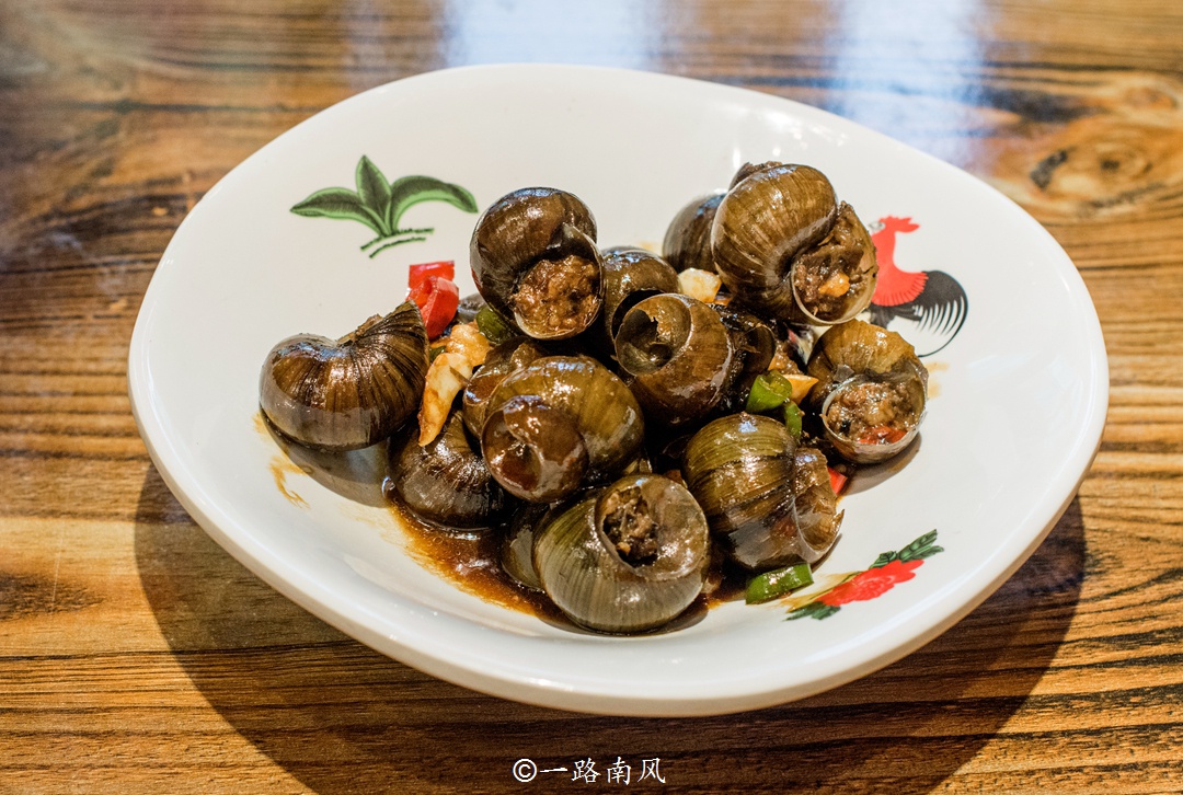 桂林旅行品特色美食，美味的啤酒鱼和田螺酿你都吃过吗？