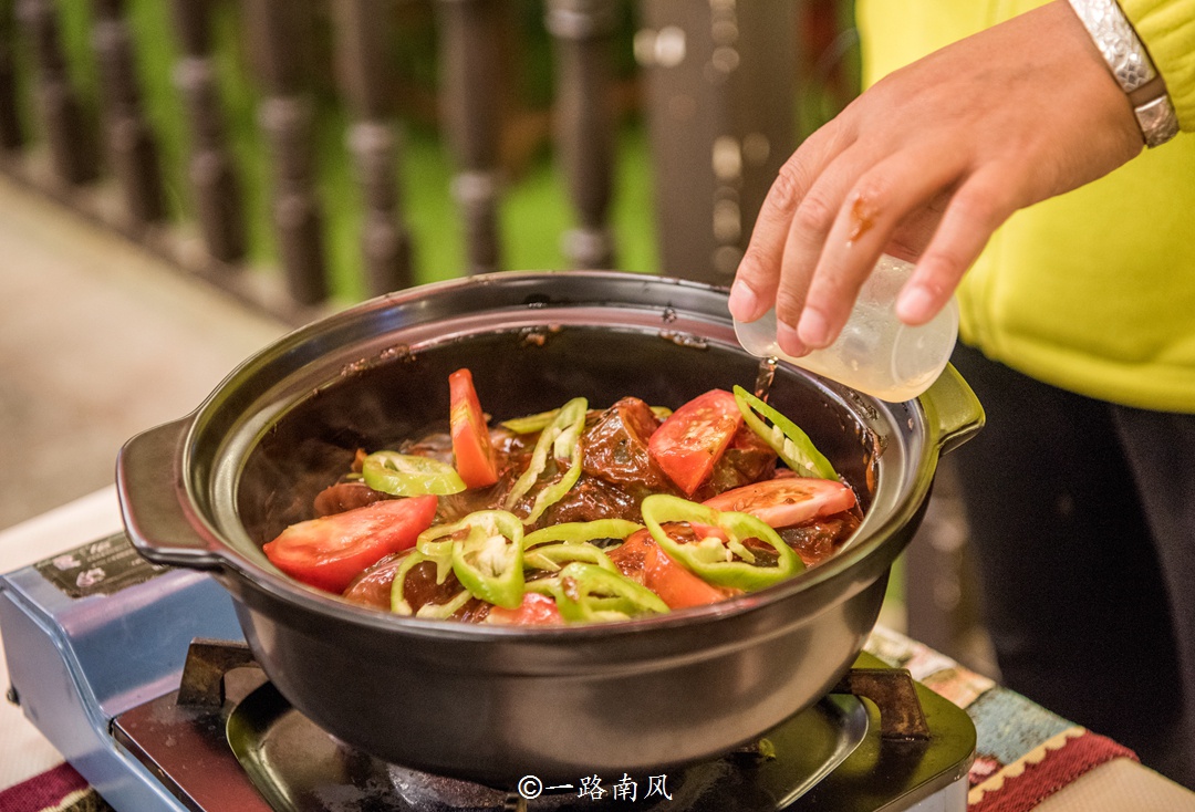 桂林旅行品特色美食，美味的啤酒鱼和田螺酿你都吃过吗？