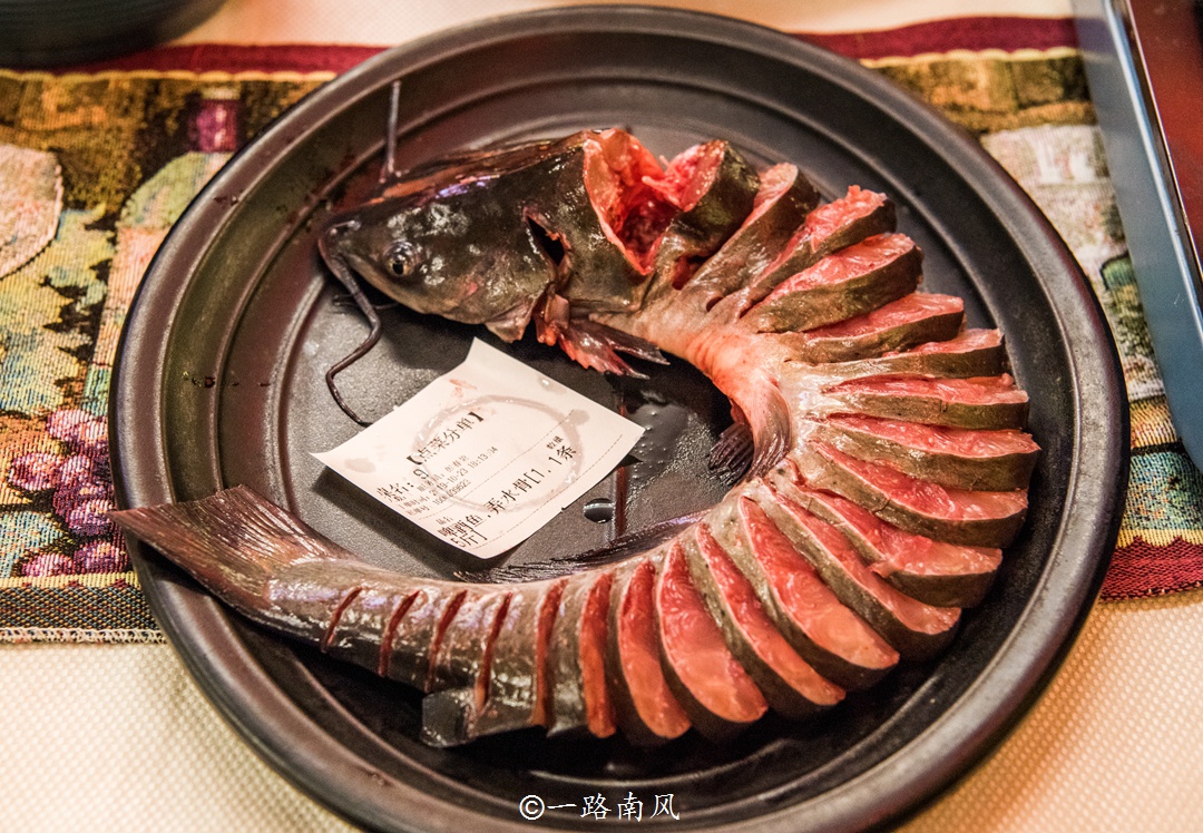 桂林旅行品特色美食，美味的啤酒鱼和田螺酿你都吃过吗？