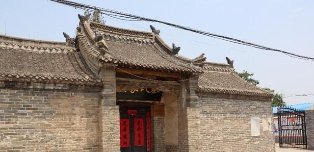曾是荥阳繁华的百年古村,明清古宅40余座,村里秦姓居多