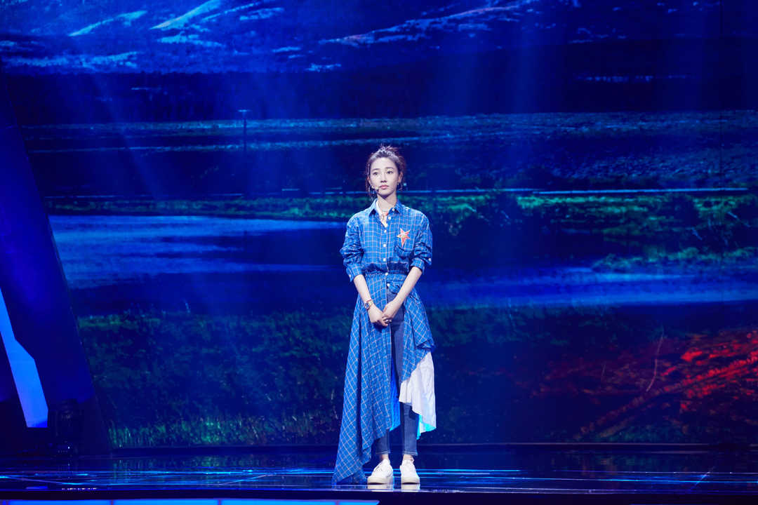 白百何的衣品“没得挑”，一袭黑色蕾丝连衣裙优雅高贵，成熟精致