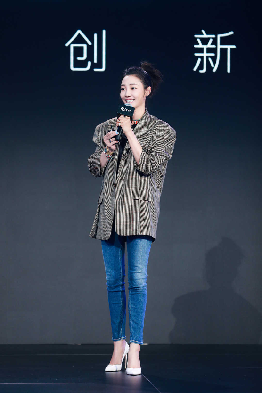 白百何的衣品“没得挑”，一袭黑色蕾丝连衣裙优雅高贵，成熟精致