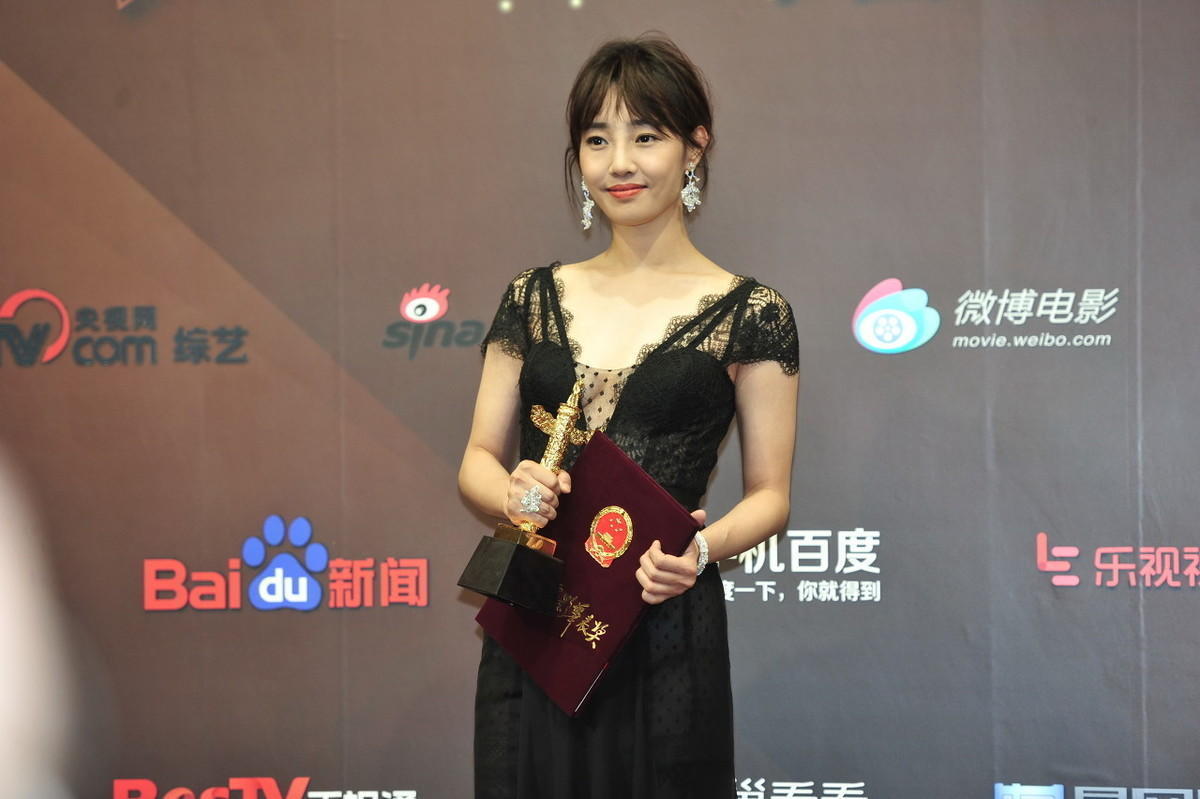 白百何的衣品“没得挑”，一袭黑色蕾丝连衣裙优雅高贵，成熟精致