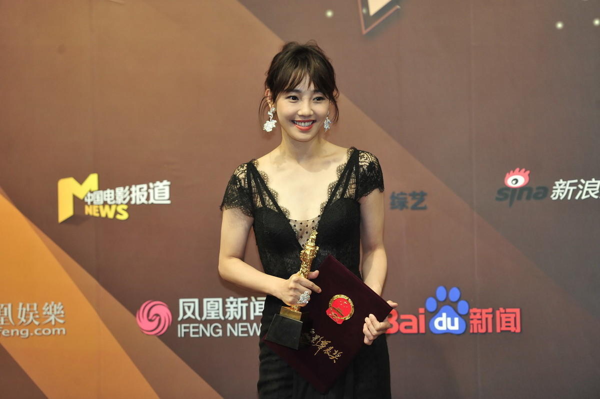 白百何的衣品“没得挑”，一袭黑色蕾丝连衣裙优雅高贵，成熟精致