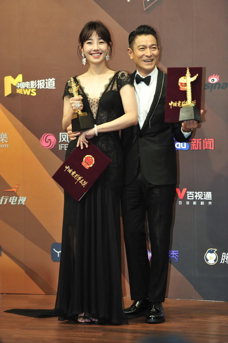 白百何的衣品“没得挑”，一袭黑色蕾丝连衣裙优雅高贵，成熟精致