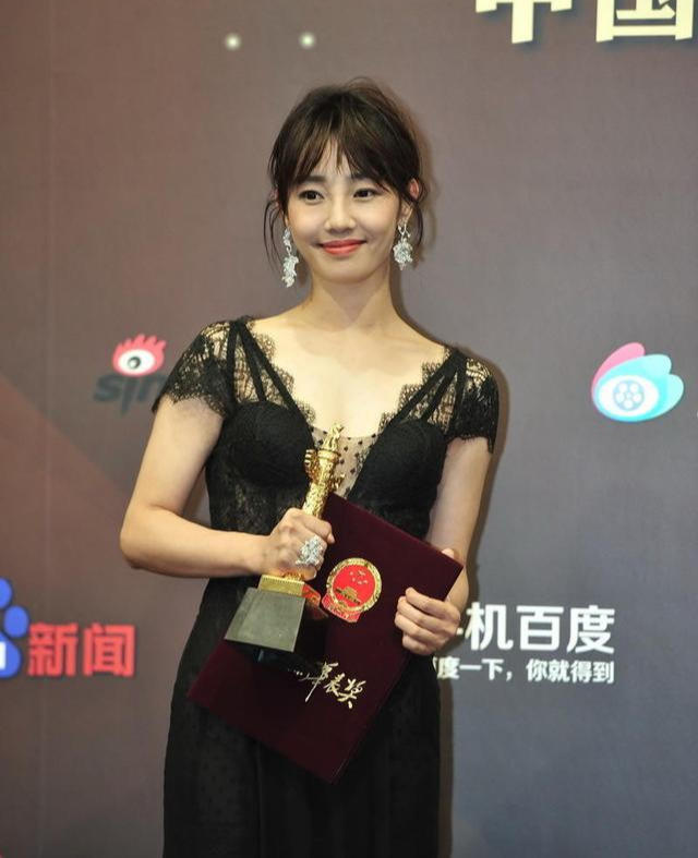 白百何的衣品“没得挑”，一袭黑色蕾丝连衣裙优雅高贵，成熟精致