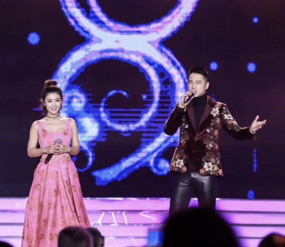 李小萌的微胖身材刚刚好，穿一袭粉色连衣裙甜美可爱，温柔优雅