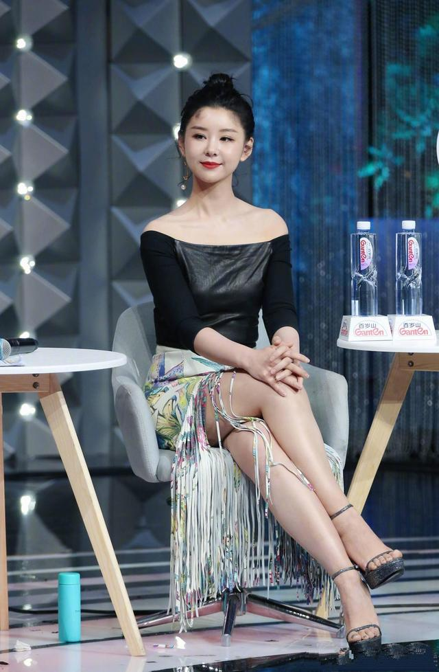 李小萌的微胖身材刚刚好，穿一袭粉色连衣裙甜美可爱，温柔优雅