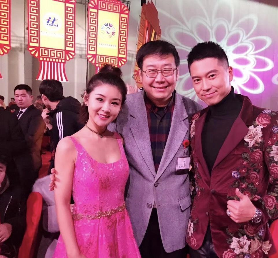 李小萌的微胖身材刚刚好，穿一袭粉色连衣裙甜美可爱，温柔优雅