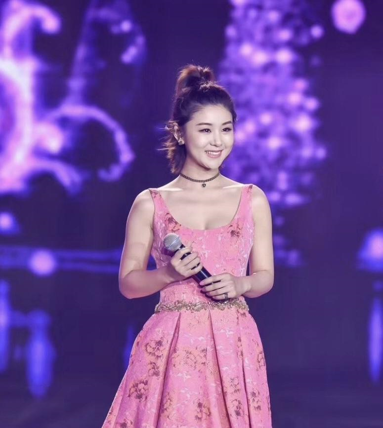 李小萌的微胖身材刚刚好，穿一袭粉色连衣裙甜美可爱，温柔优雅