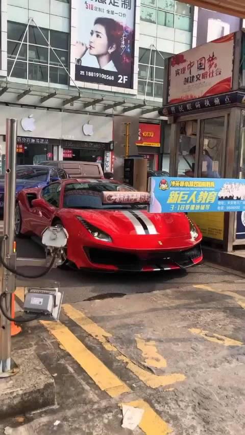 地表最强v8，再厉害的车也得乖乖交停车费