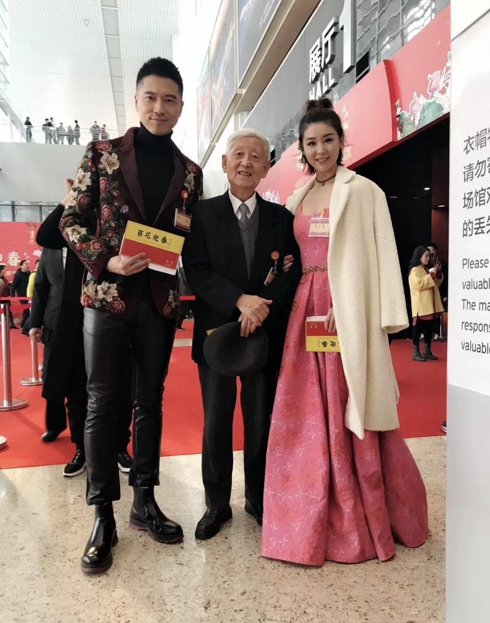 李小萌的微胖身材刚刚好，穿一袭粉色连衣裙甜美可爱，温柔优雅