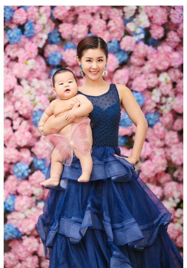 李小萌的微胖身材刚刚好，穿一袭粉色连衣裙甜美可爱，温柔优雅