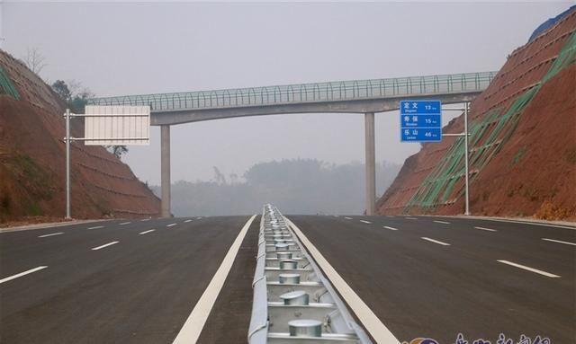 正文           五犍沐快速公路成贵高铁犍为站至下渡自犍路口段,起于