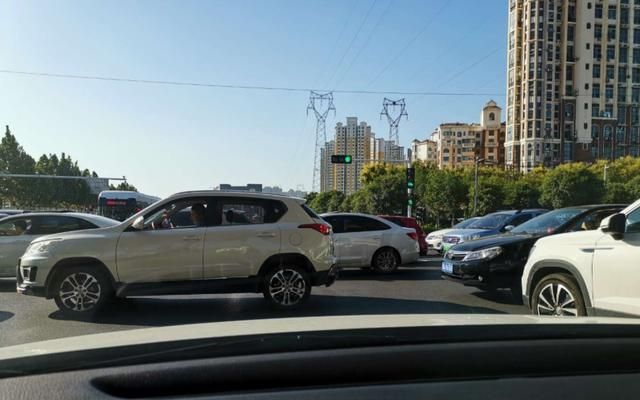 让人铭记的三次堵车,只能车上啃方便面,其中一次堵到现在