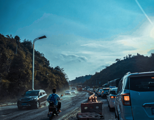 让人铭记的三次堵车，只能车上啃方便面，其中一次堵到现在