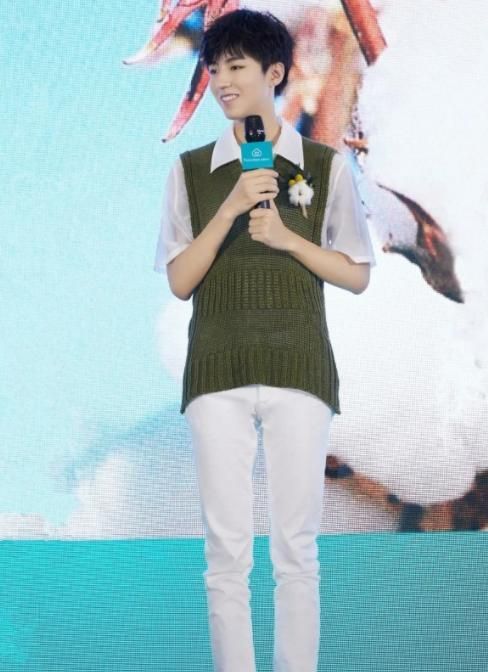 王俊凯穿搭太任性,实力带火"爷爷绿"毛衣,颜值高穿啥都帅