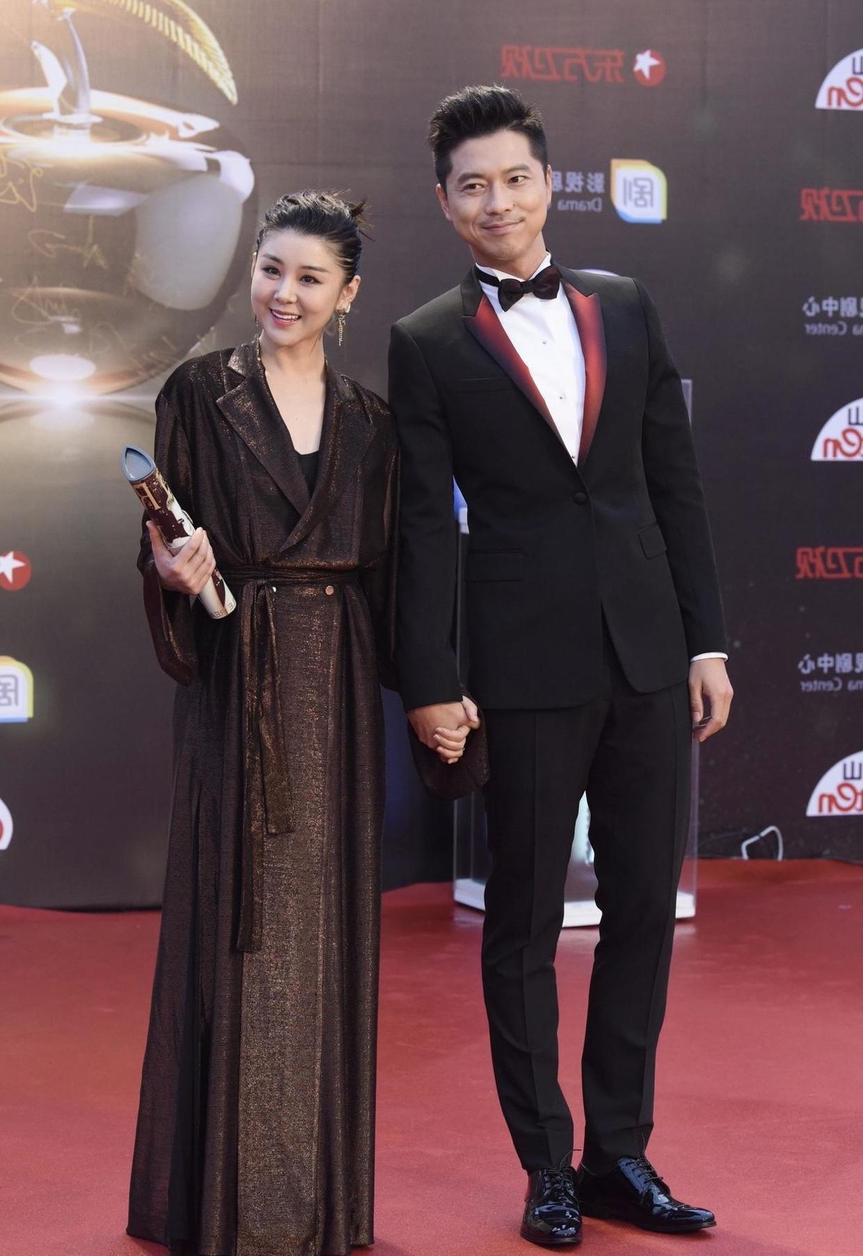 原来李小萌也有"傲人"身材,穿一件浴袍式的连衣裙,性感又吸睛
