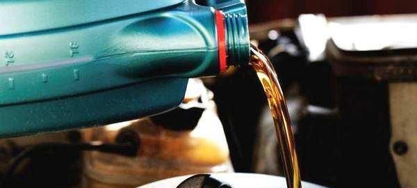 为何现在很多车主,都爱跑上万公里换机油,老师傅他们有点懂车