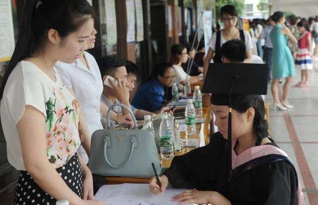 毕业后,为什么越来越多的年轻人逃离一线城市,选择回到家乡?休闲区蓝鸢梦想 - Www.slyday.coM 毕业后,为什么越来越多的年轻人逃离一线城市,选择回到家乡?休闲区蓝鸢梦想 - Www.slyday.coM