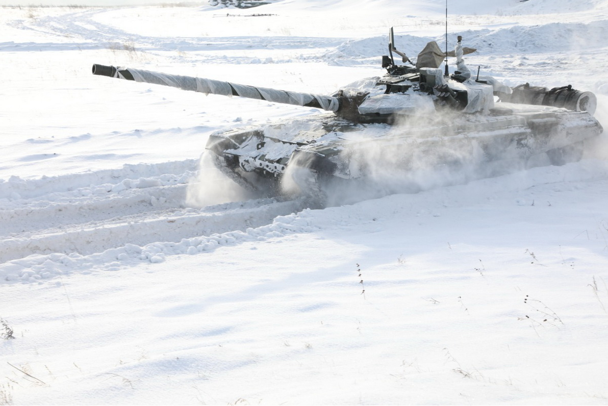 俄罗斯装甲部队在库兹巴斯进行训练,坦克在雪地驰骋,现场震撼!