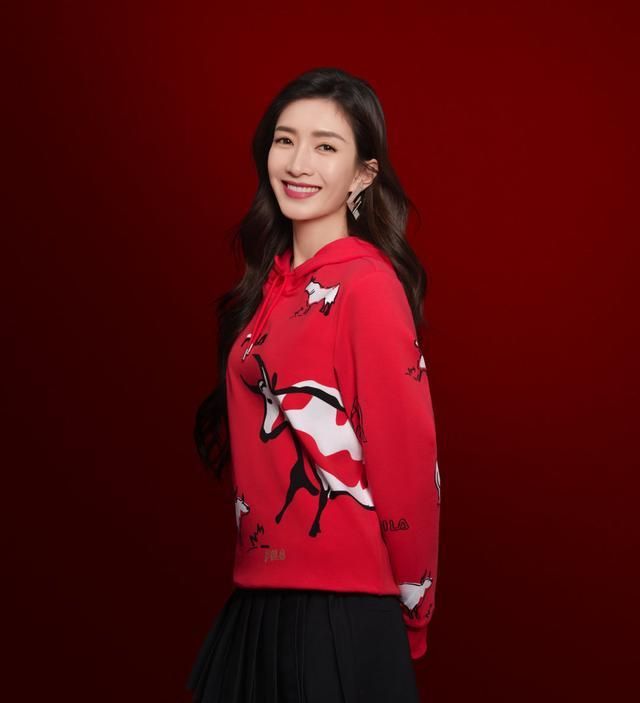 江疏影:春晚红色长裙性感无比,肤白红唇状态真是绝了