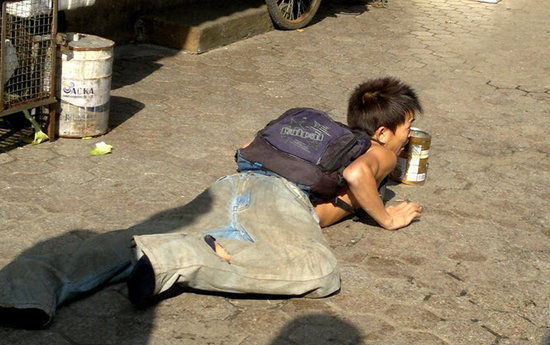 直击街头乞丐:上班时是可怜的乞丐,下班之后变时尚潮男!