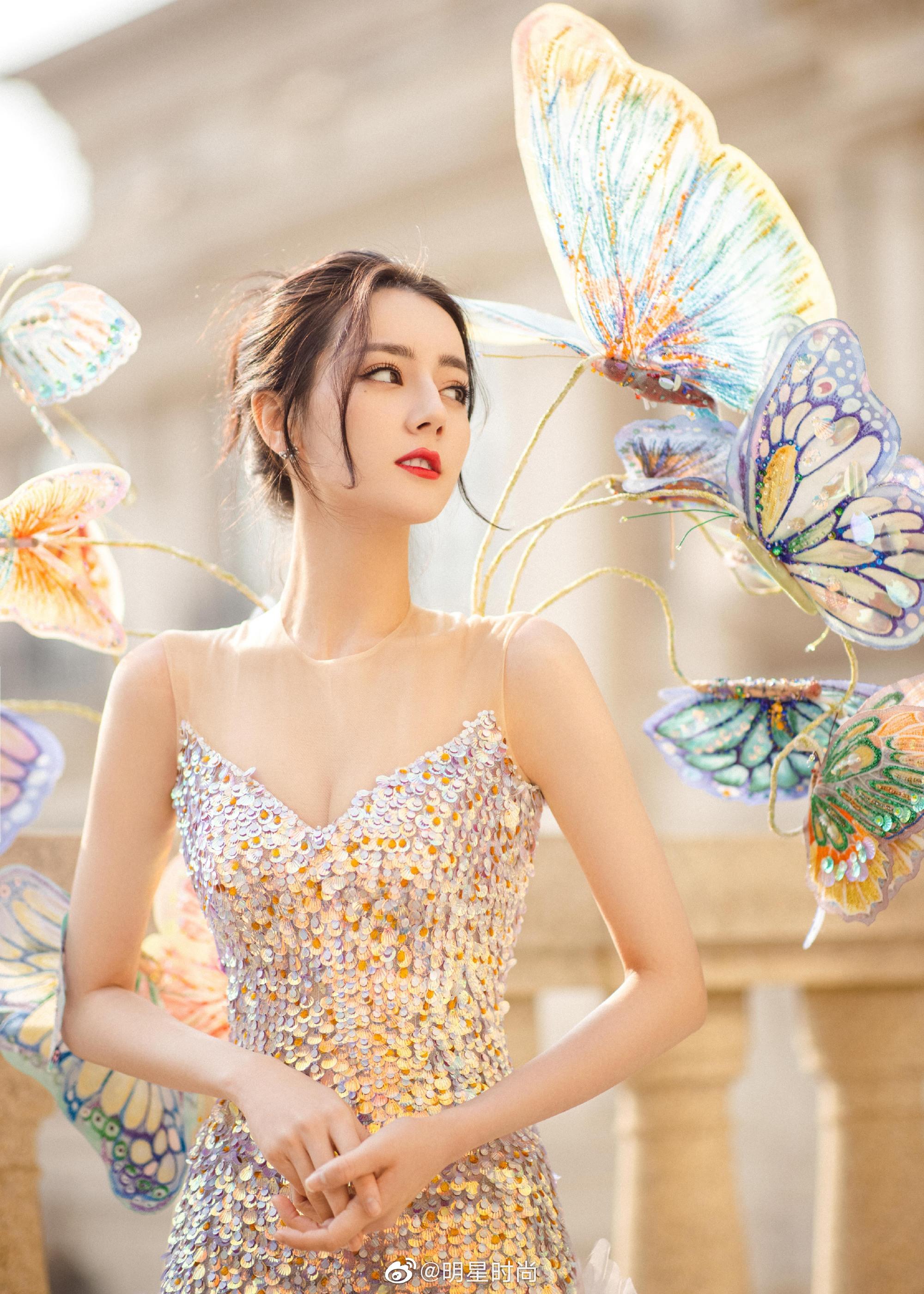迪丽热巴一身亮片长裙尽显好身材……春日肩上的蝴蝶迪丽热巴_新浪新闻