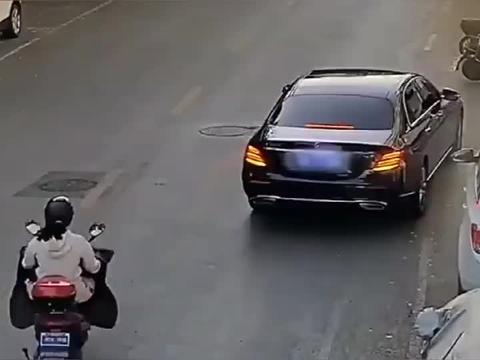 实拍：好好骑车，别玩手机，撞了奔驰你赔得起吗？