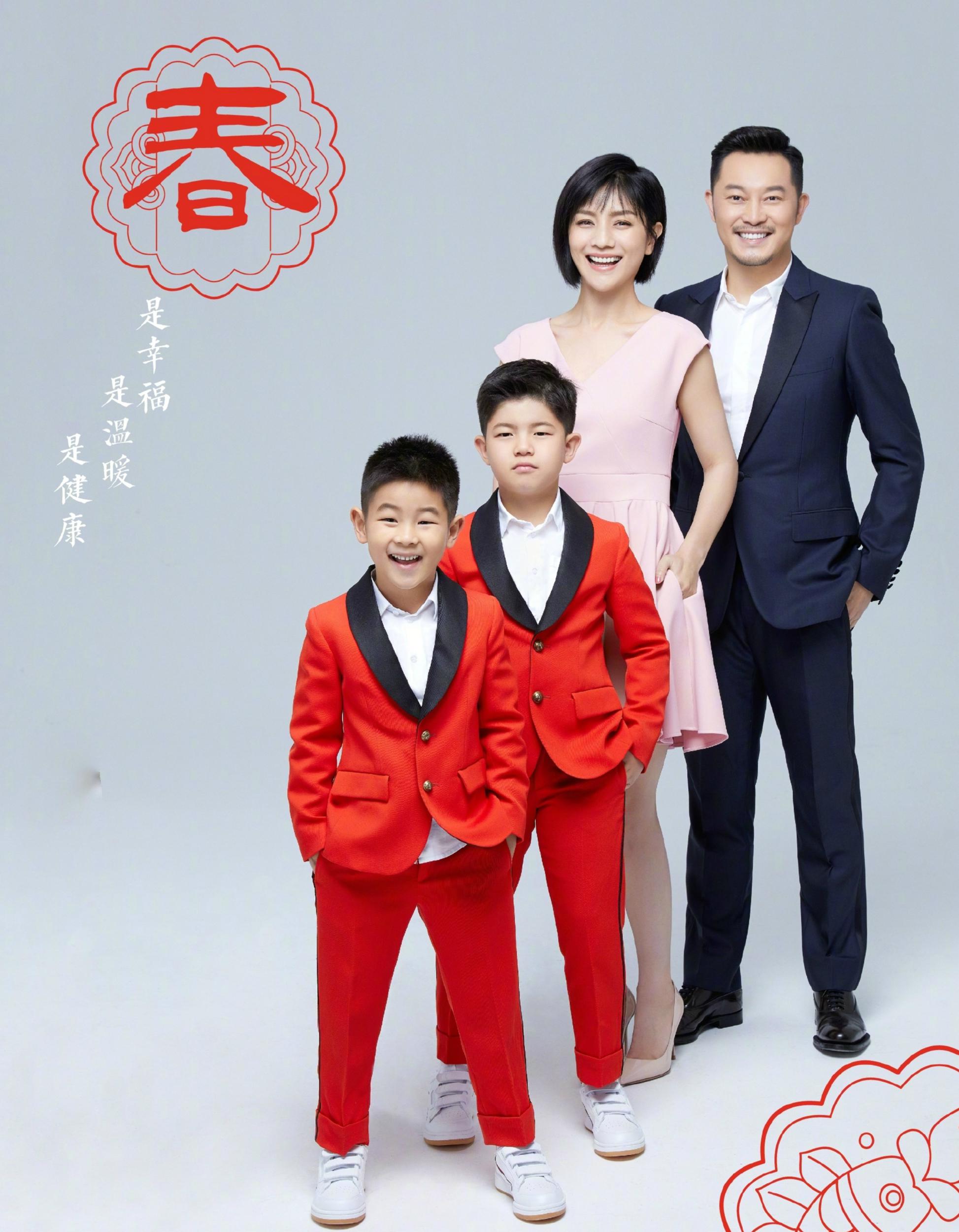 明星家庭晒新年全家福:陈小春王祖蓝二胎曝光,黄晓明夫妇很意外