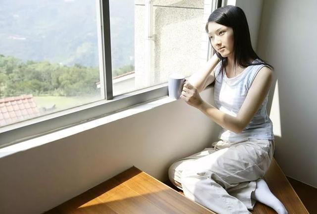 心理测试:选一个靠窗的孤单女孩,测你们在心灵上有多依赖对方?